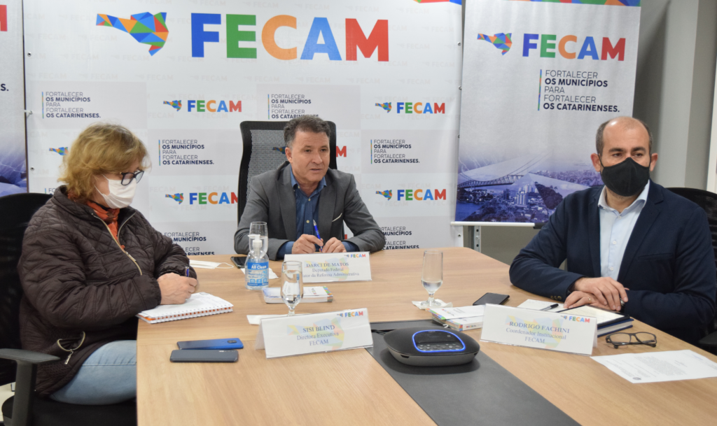 Da esquerda p/ direita: Sisi Blind (Diretora Executiva da FECAM), Darci de Matos (Deputado Federal), Rodrigo Fachini (Coord. Institucional da FECAM)